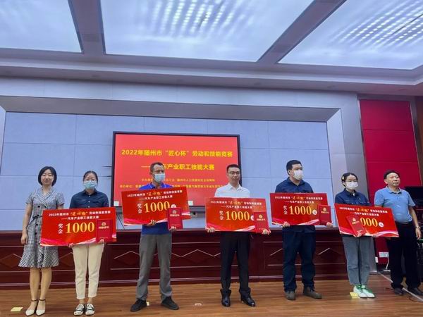 华政、薄淑迪、彭丹丹、谢旭分别获得管道焊接、三维设计、叉车、电工的二等奖