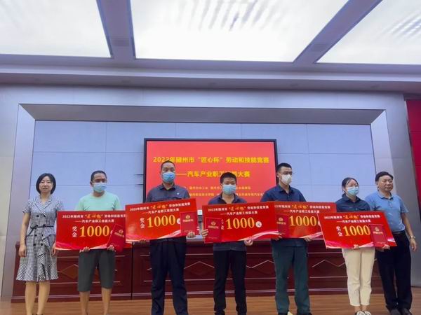 华政、薄淑迪、彭丹丹、谢旭分别获得管道焊接、三维设计、叉车、电工的二等奖
