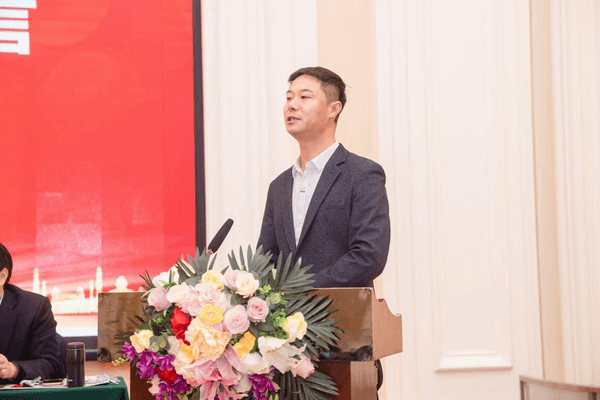 湖北盈通专用汽车有限公司总经理包欢欢代表新入会会员企业发言